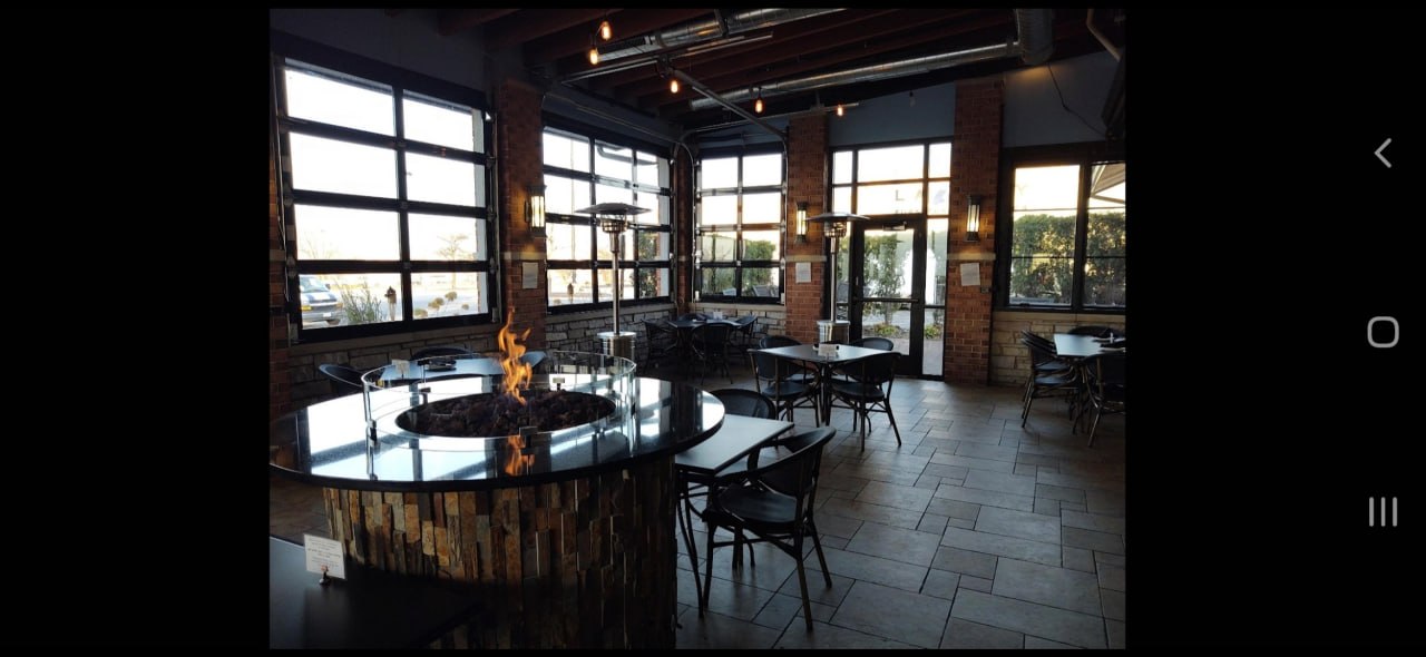Dining room with central fire pit table